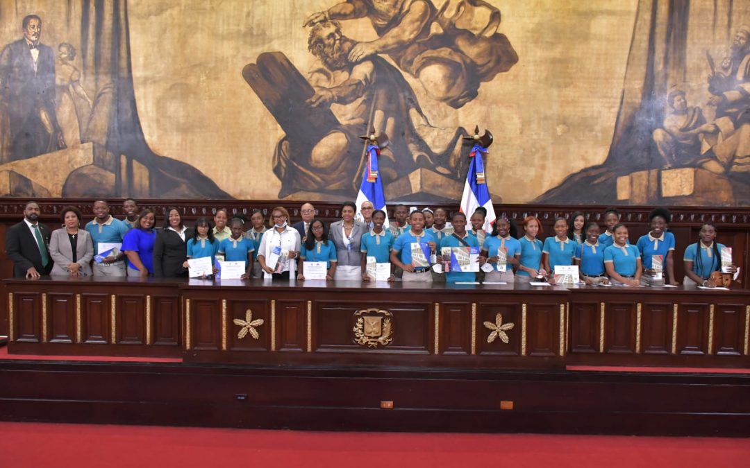 El Senado de la República abre sus puertas a los estudiantes del Liceo José A. Robert, de Barahona