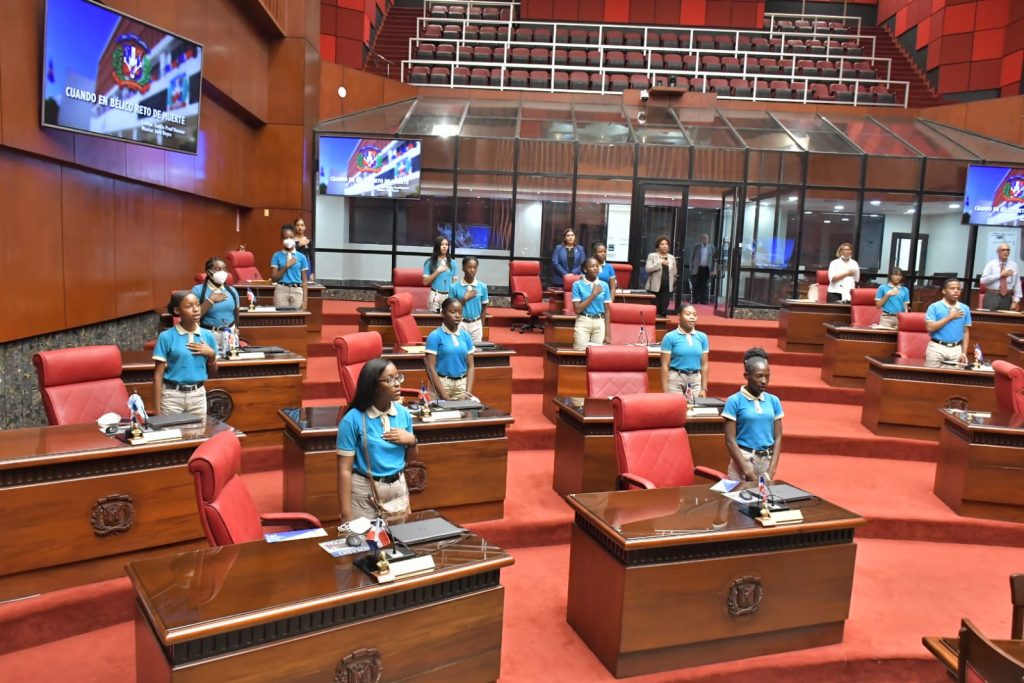 El Senado de la Republica abre sus puertas a los estudiantes del Liceo Jose A. Robert de Barahona1