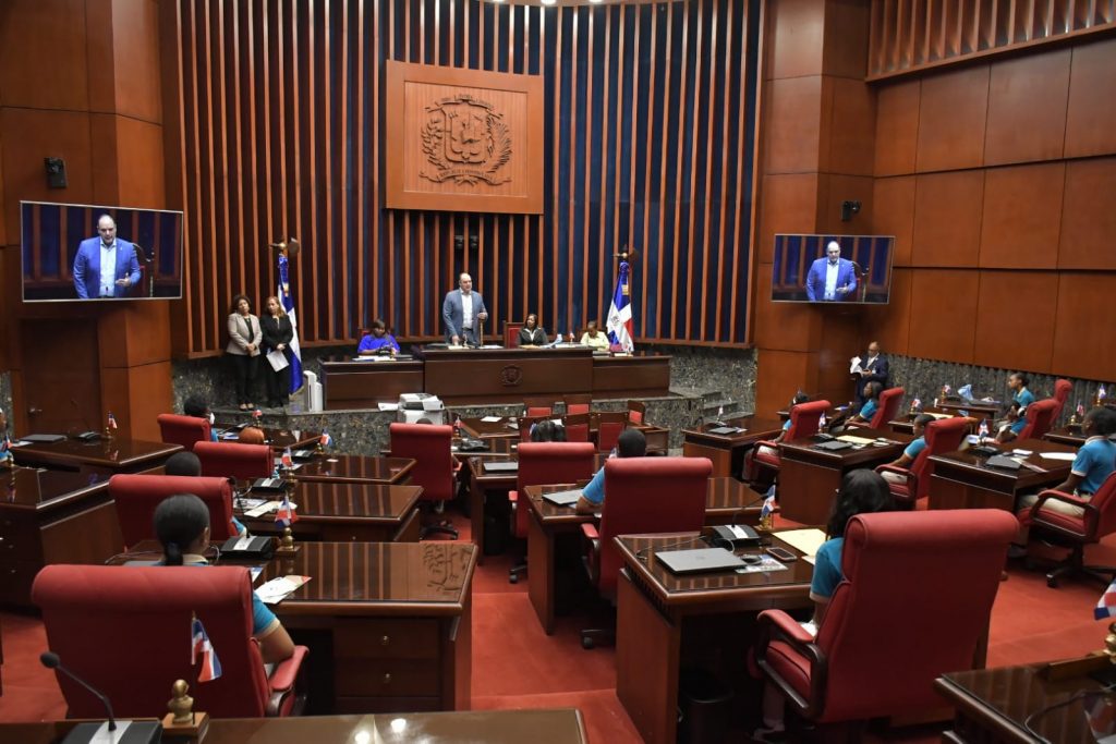 El Senado de la Republica abre sus puertas a los estudiantes del Liceo Jose A. Robert de Barahona3