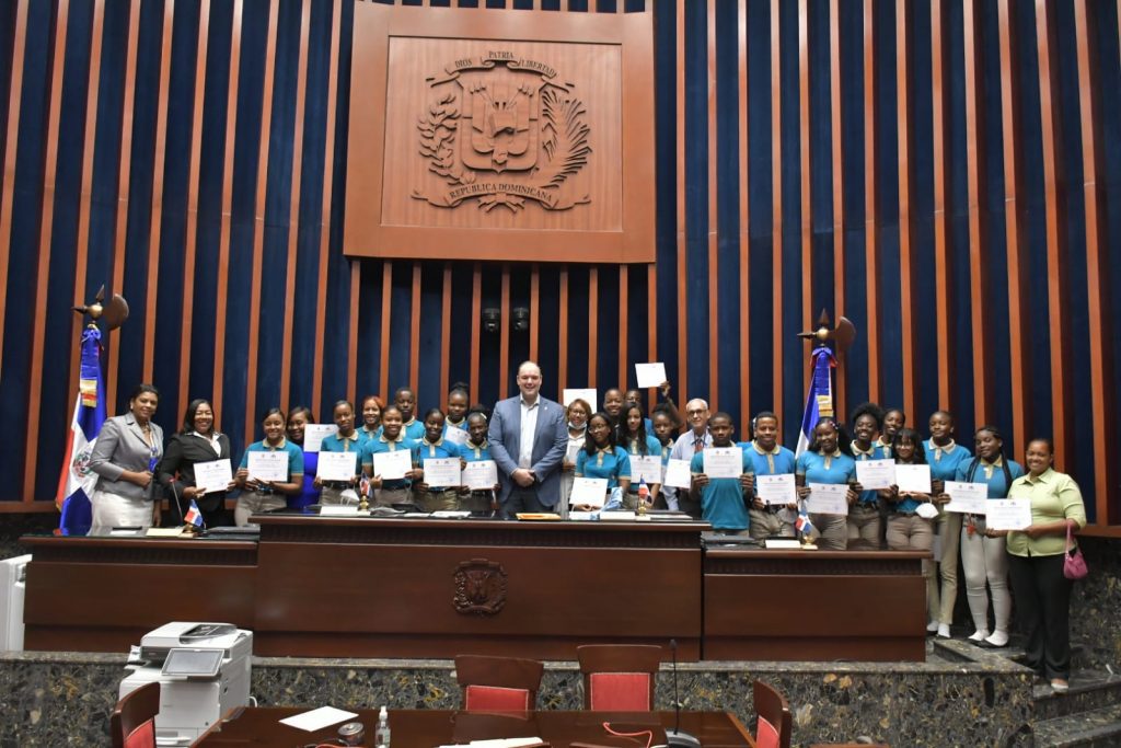 El Senado de la Republica abre sus puertas a los estudiantes del Liceo Jose A. Robert de Barahona4