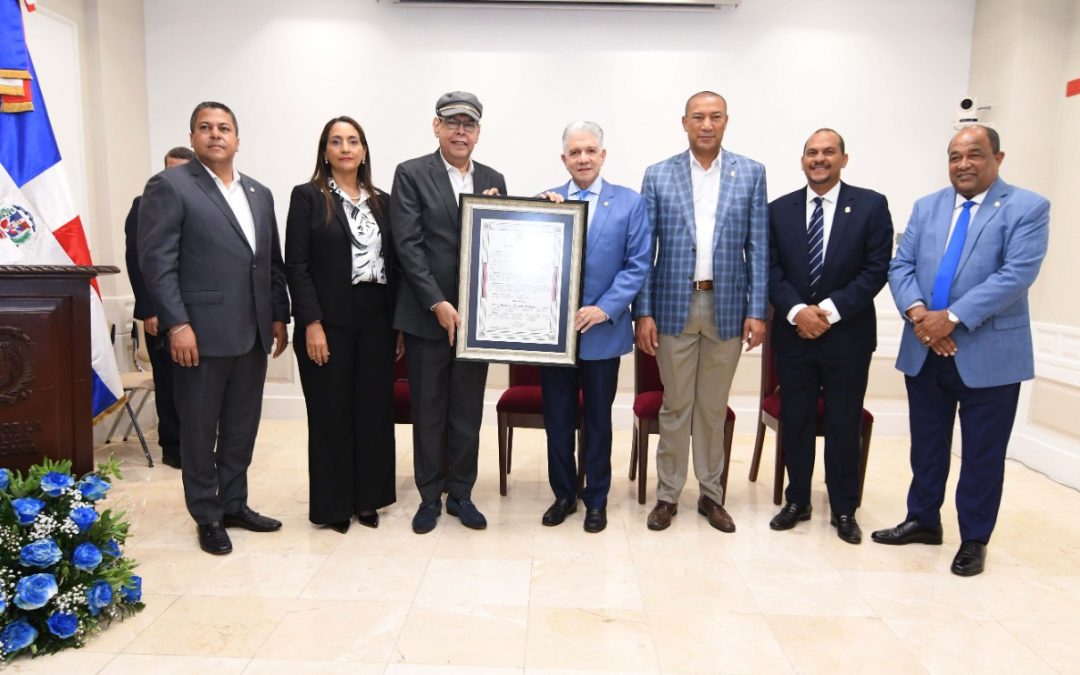 El Senado de la República reconoce a Fernando Villalona por sus 50 años en la música