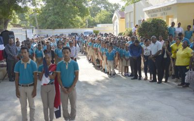 El Senado honra la Bandera Dominicana en Centro Educativo de Barahona
