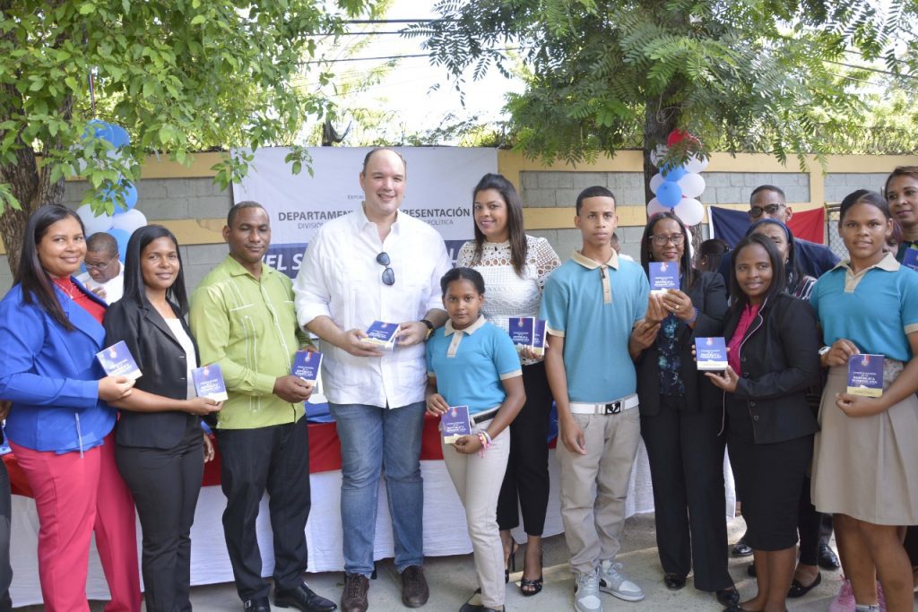 El Senado honra la Bandera Dominicana en Centro Educativo de Barahona1