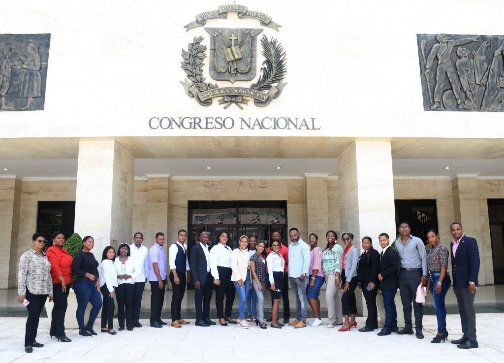 El Senado ofrece Visita Guiada a miembros de la Asociacion de Estudiantes UASDIANOS de Villa Hermosa