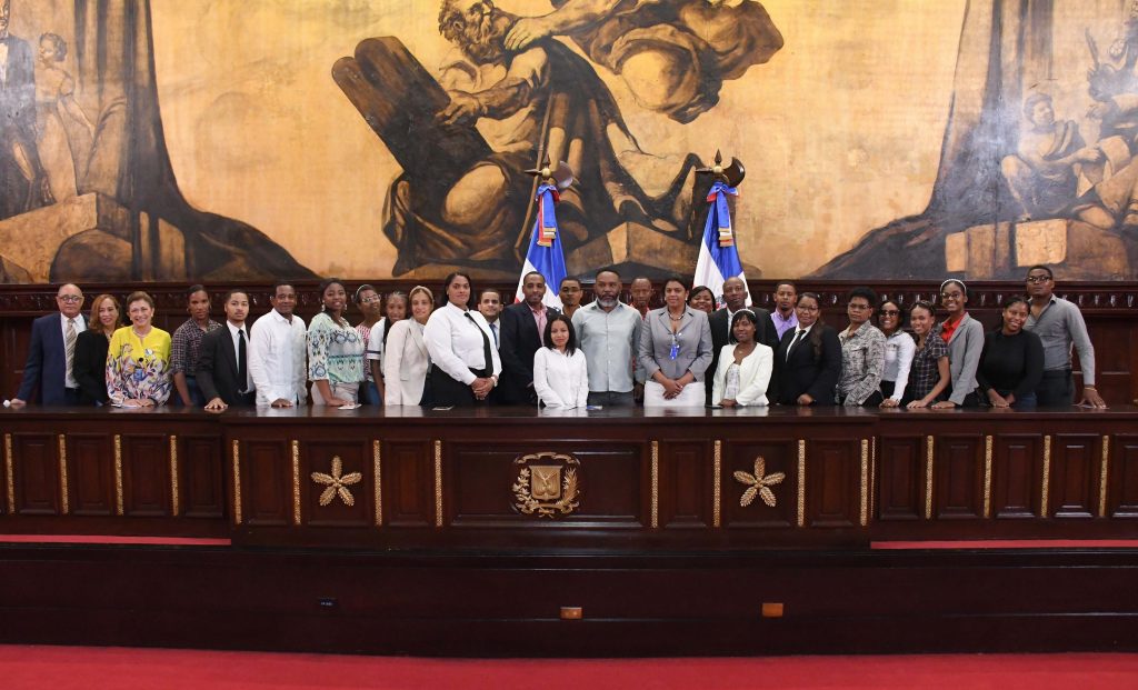 El Senado ofrece Visita Guiada a miembros de la Asociacion de Estudiantes UASDIANOS de Villa Hermosa 2