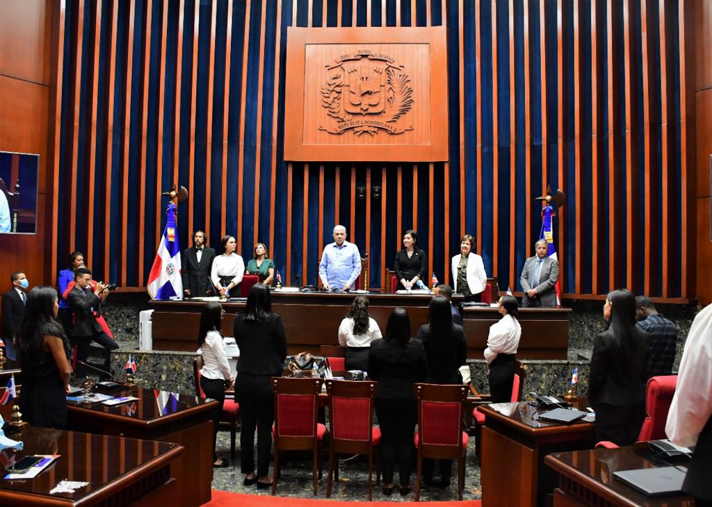 Estudiantes de derecho de la PUCMM recorren el Senado2