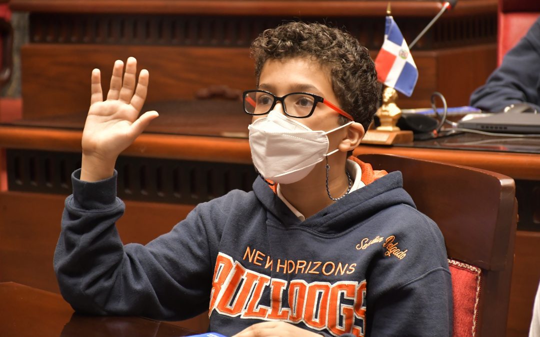 Estudiantes del Colegio New Horizons recorren la sede del Senado