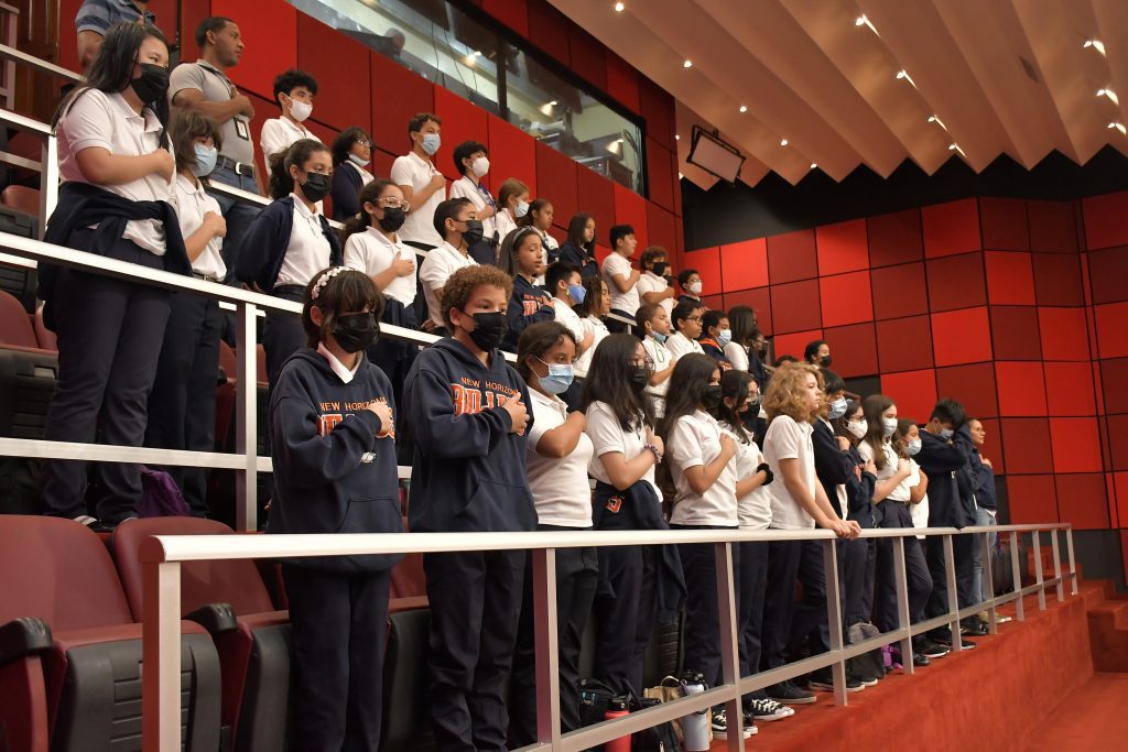 Estudiantes del Colegio New Horizons recorren la sede del Senado1