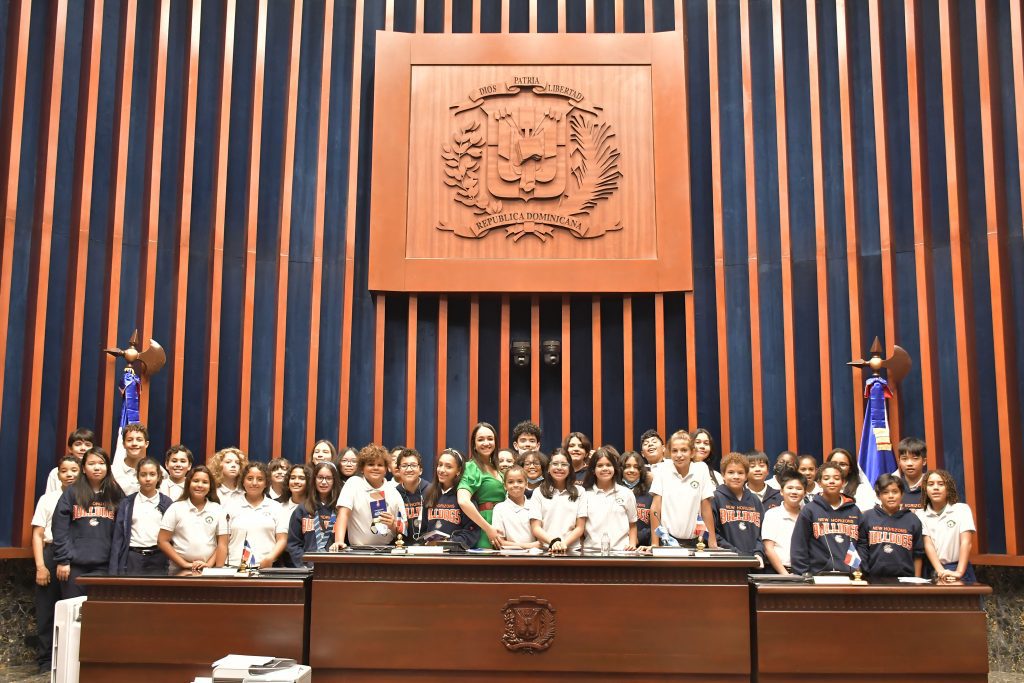 Estudiantes del Colegio New Horizons recorren la sede del Senado2