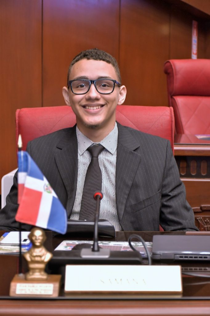 Estudiantes del Colegio de Practicas Experimental UTESUR de Azua recorren el Senado de la Republica 1