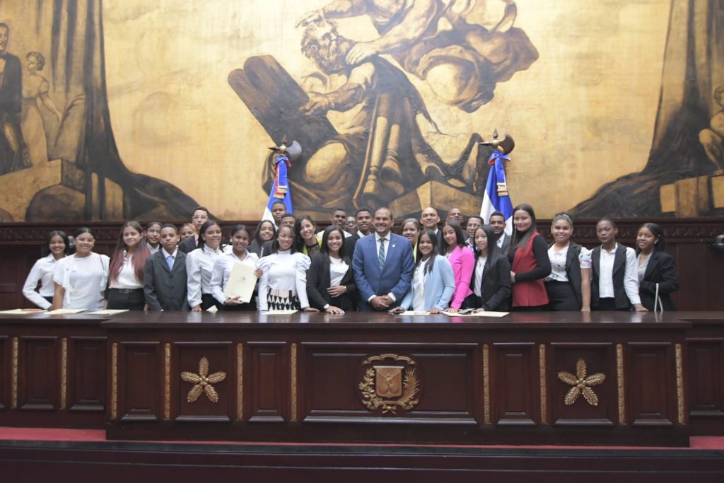 Estudiantes del Liceo Padre Manuel Gonzalez Quevedo de Dajabon recorren el Senado de la Republica 10 1