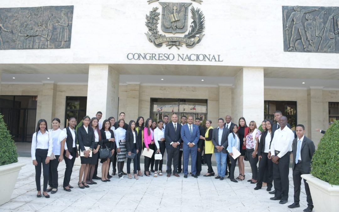 Estudiantes del Liceo Padre Manuel González Quevedo,  de Dajabón, recorren el Senado de la República 