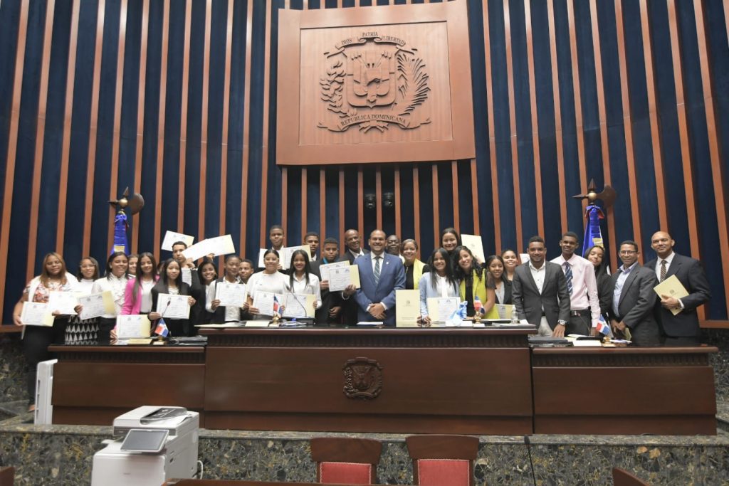 Estudiantes del Liceo Padre Manuel Gonzalez Quevedo de Dajabon recorren el Senado de la Republica 11 1