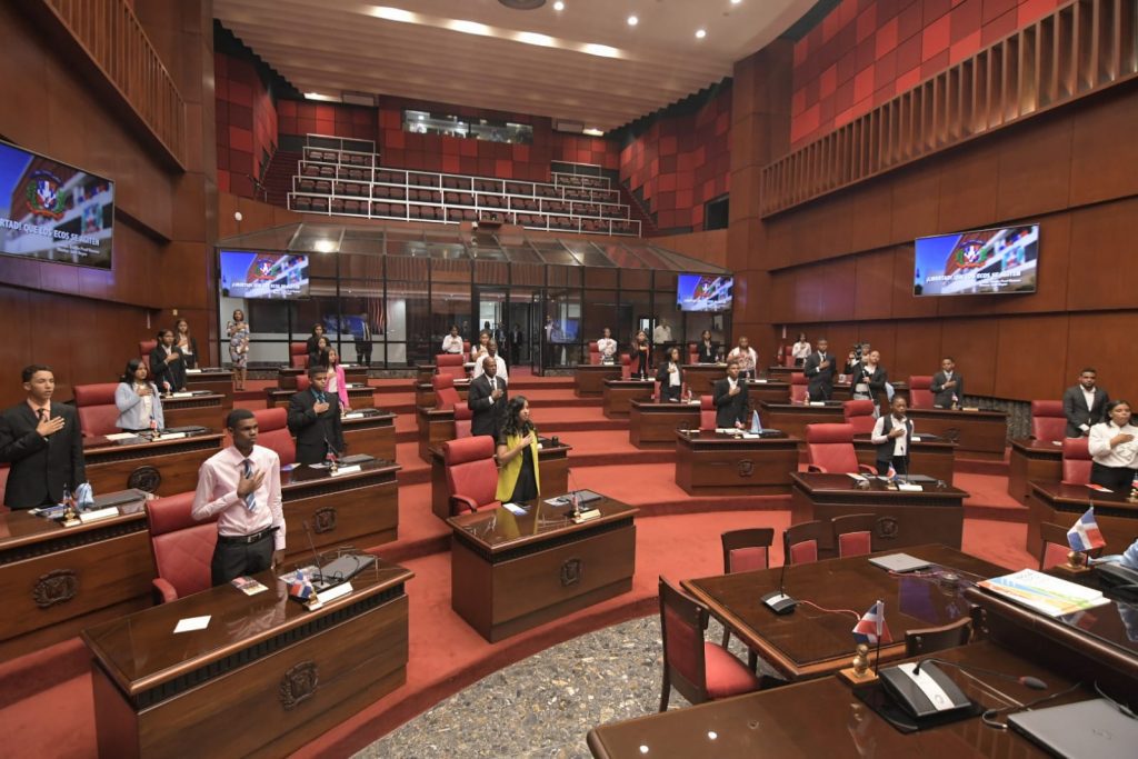 Estudiantes del Liceo Padre Manuel Gonzalez Quevedo de Dajabon recorren el Senado de la Republica 3 1