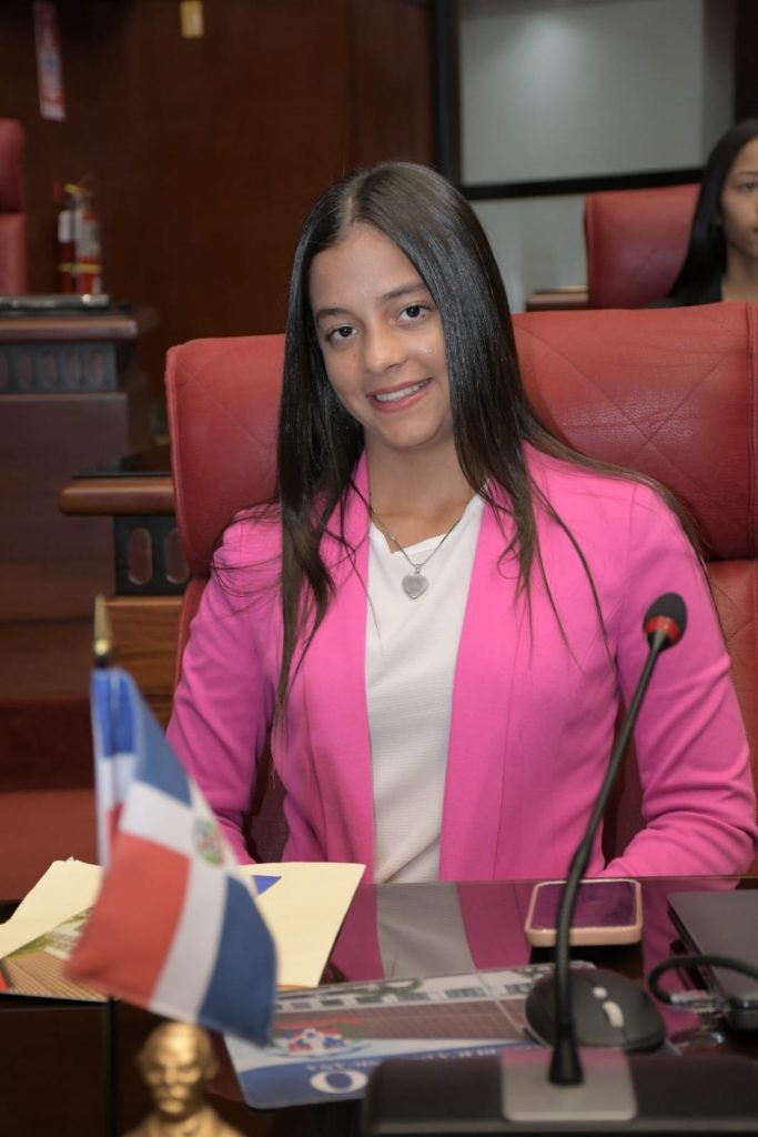 Estudiantes del Liceo Padre Manuel Gonzalez Quevedo de Dajabon recorren el Senado de la Republica 6 1