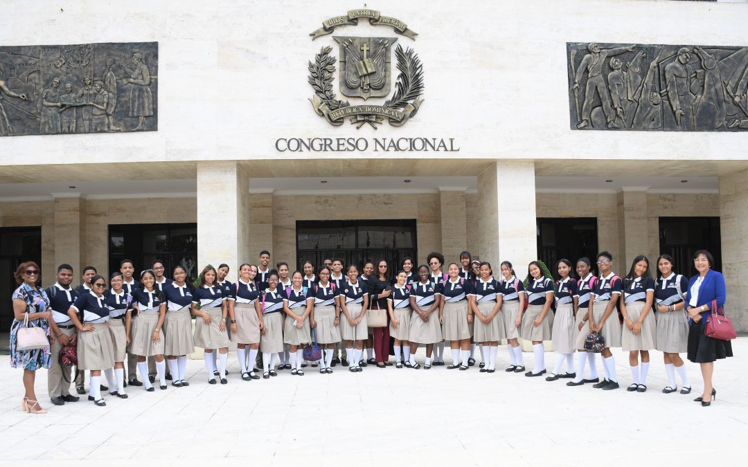 Estudiantes del Politécnico Unión Panamericana conocen las áreas emblemáticas del Senado