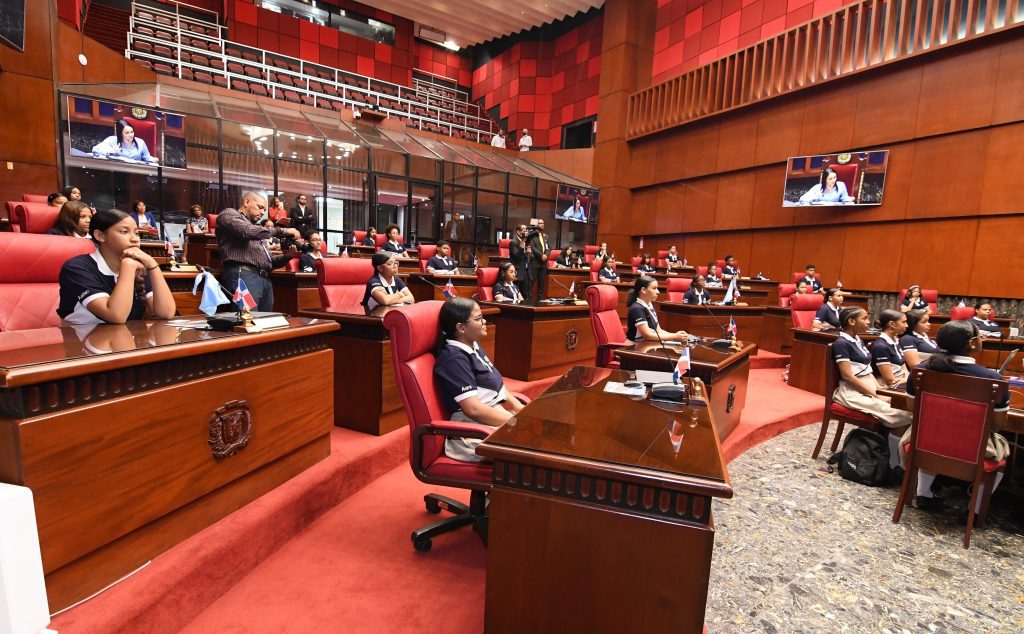 Estudiantes del Politecnico Union Panamericana conocen las areas emblematicas del Senado2