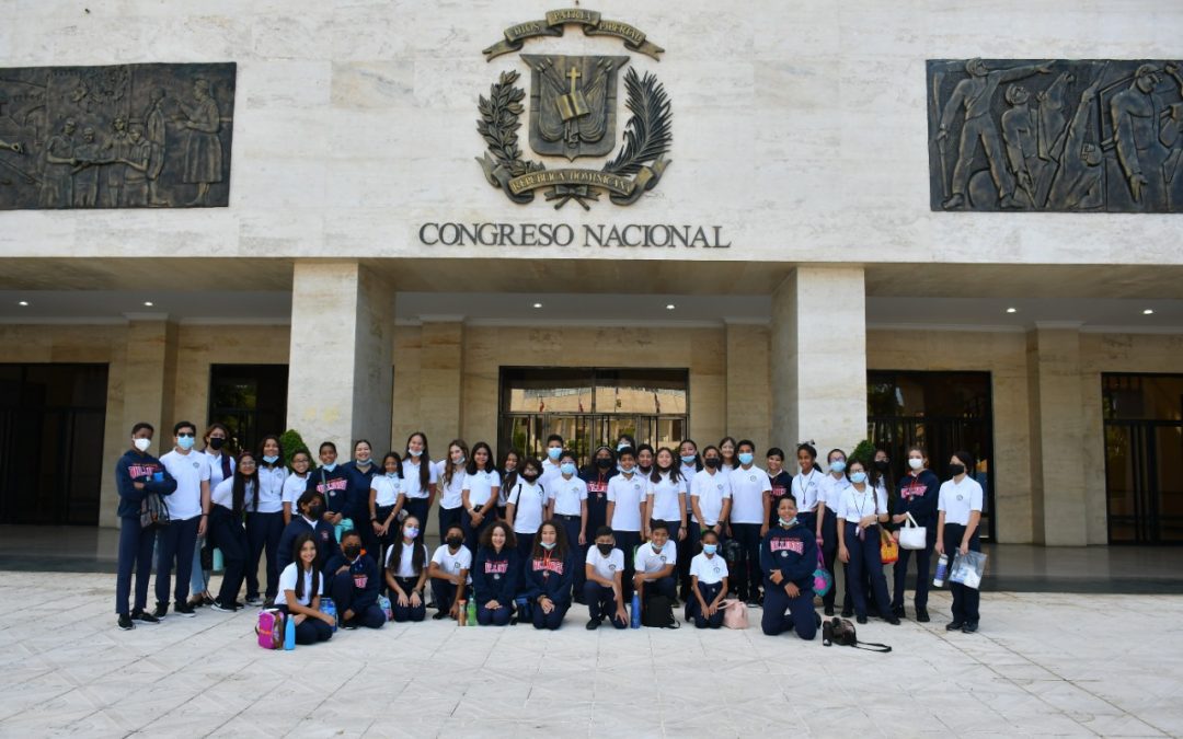 Estudiantes del colegio New Horizons visitan el Senado de la República