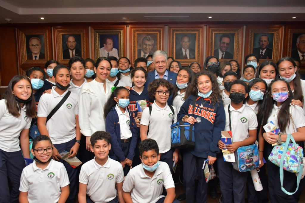 Estudiantes del colegio New Horizons visitan el Senado de la Republica2