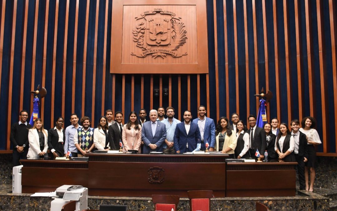 La Asociación de Ideas Políticas de la PUCMM visita las áreas emblemáticas de la Cámara Alta