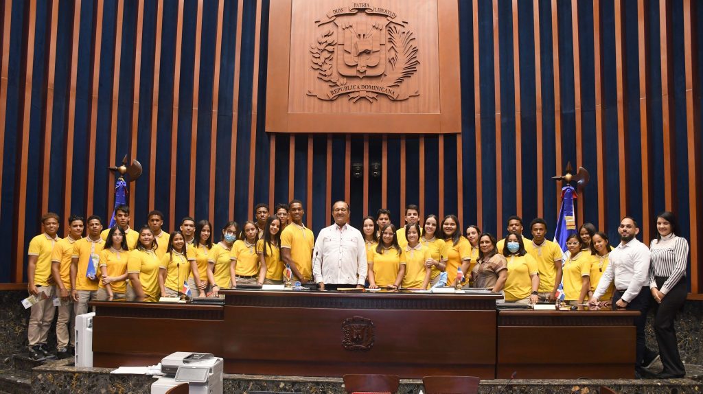 Los estudiantes del Liceo Marino Almonte Perez de Santiago Rodriguez visitan el Senado de la Republica 1 1