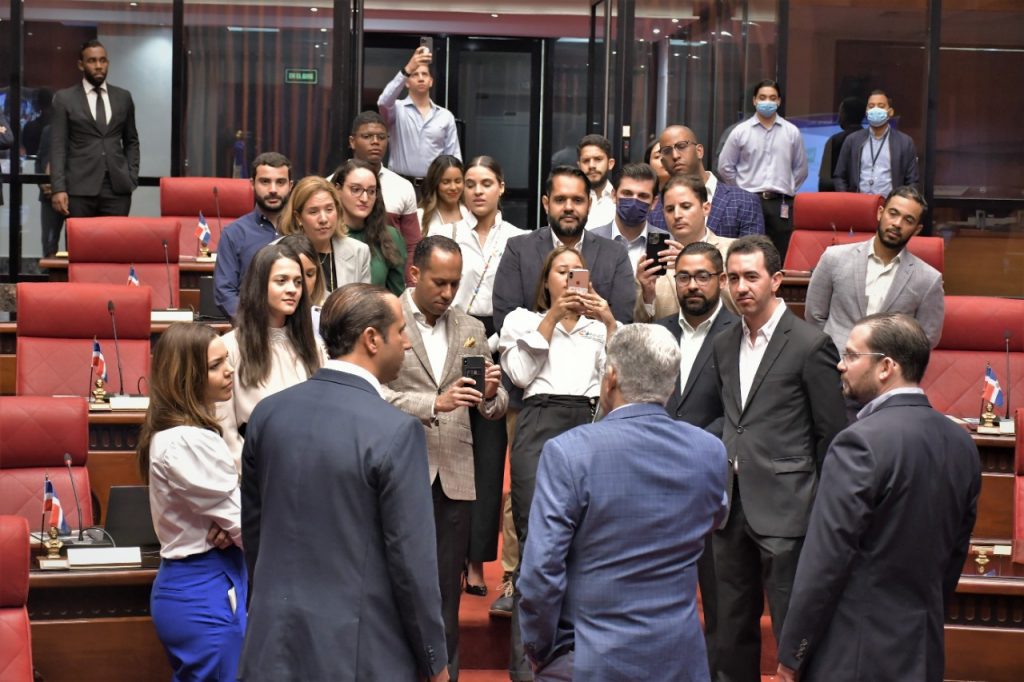 Presidente del Senado recibe a miembros de ANJE y ofrece recorrido por la sede la Camara Alta 6