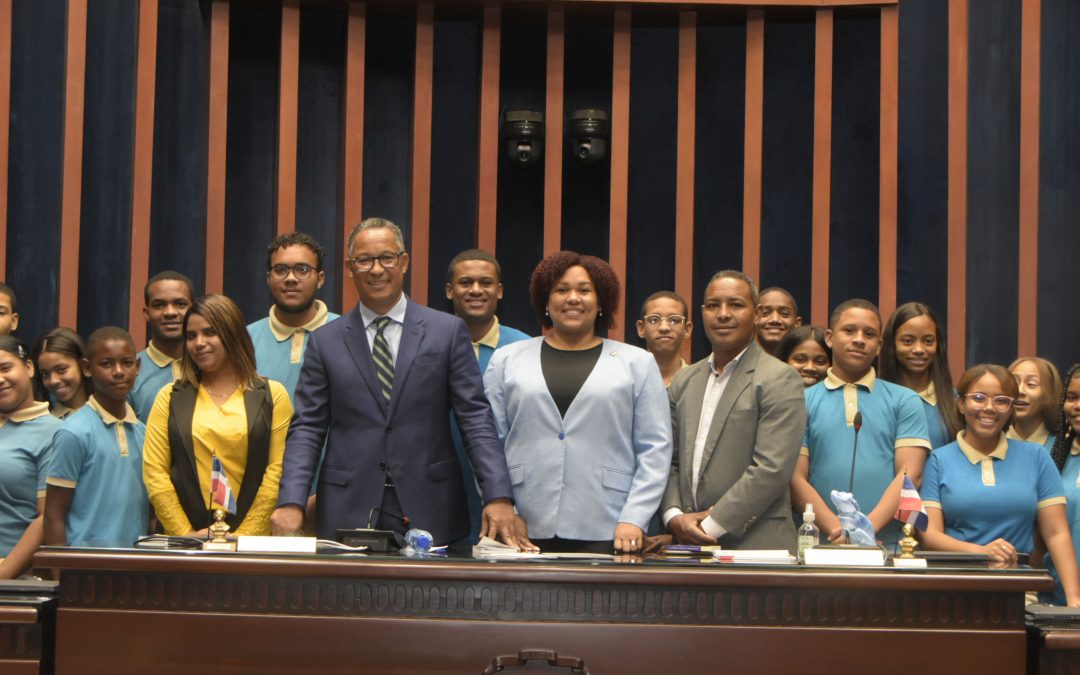 Estudiantes del Politécnico Luis Medrano González, de Pedernales, conocen por dentro el Senado