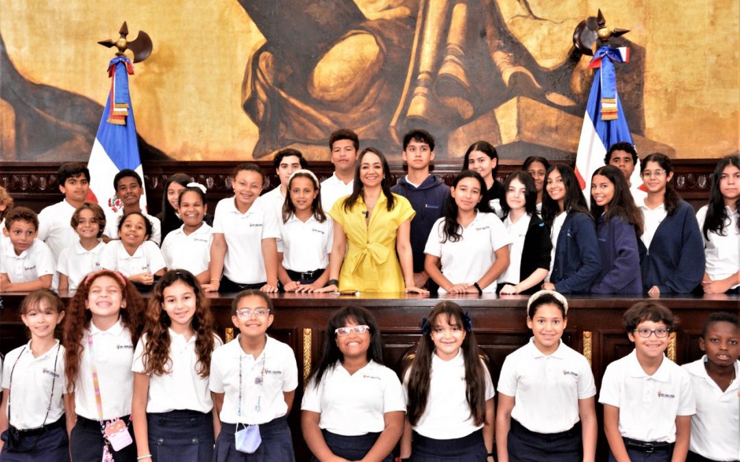 El Senado abre sus puertas a estudiantes del Saint Thomas School en el Distrito Nacional