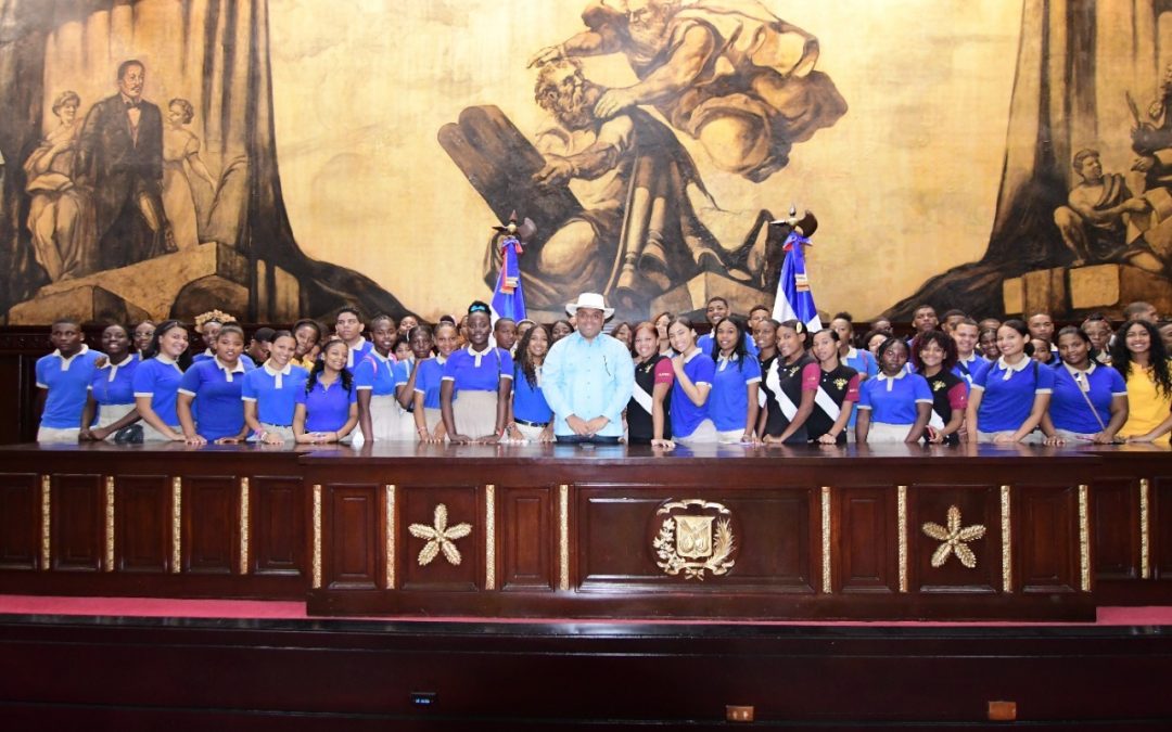 Estudiantes de tres centros educativos del distrito municipal Don Juan, Monte Plata, conocen por dentro del Senado de la República