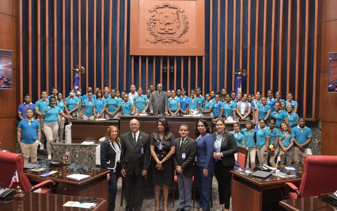 Estudiantes del Liceo Politécnico Máximo Gómez visitan el Senado desde Jimaní, provincia Independencia