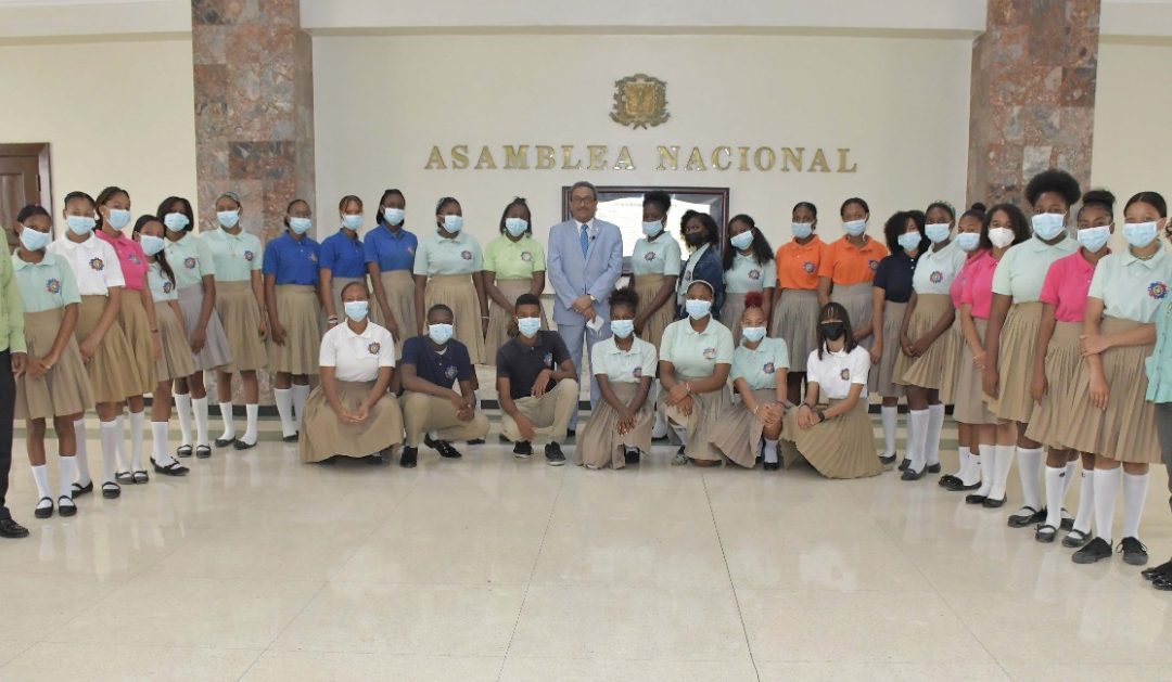 El Senado mostró sus instalaciones a estudiantes del Politécnico Inmaculada Concepción, de San Pedro de Macorís