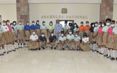 El Senado mostró sus instalaciones a estudiantes del Politécnico Inmaculada Concepción, de San Pedro de Macorís