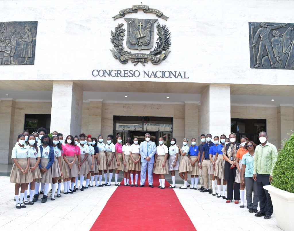 El Senado mostro sus instalaciones a estudiantes del Politecnico Inmaculada Concepcion de San Pedro de Macoris1