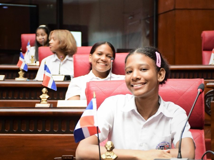 El Senado muestras sus áreas más emblemáticas a los estudiantes del Politécnico Santa Clara de Asís del Distrito Nacional