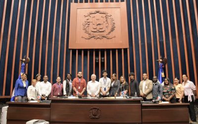 El Senado recibe la visita guiada de participantes en el Programa Supérate, provenientes de Provincia Santo Domingo