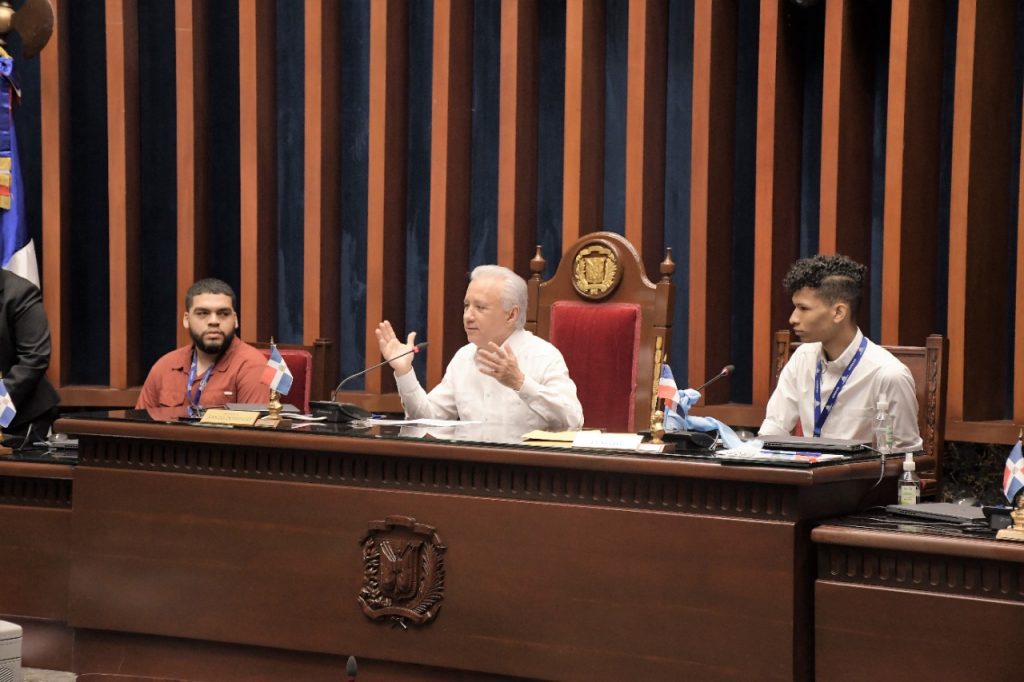El Senado recibe la visita guiada de participantes en el Programa Superate provenientes de Provincia Santo Domingo1