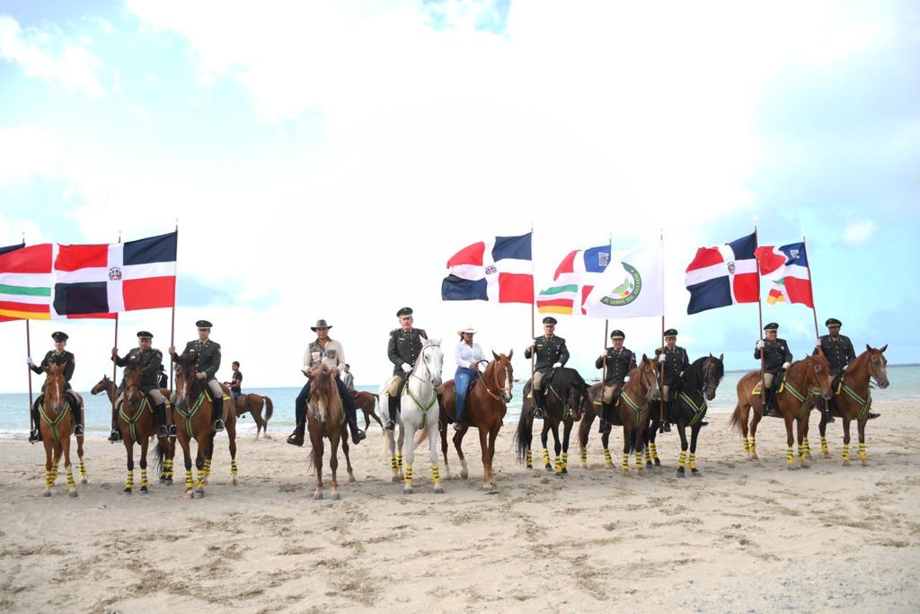 El senador Santiago Jose Zorrilla encabeza tradicional cabalgata en patronales de Miches provincia El Seibo7