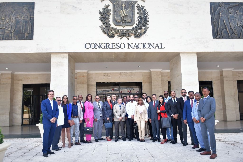 Empresarios de La Altagracia hacen una visita guiada al Senado de la Republica 9