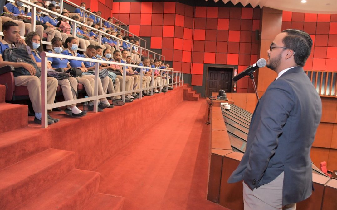 Estudiantes del Liceo Angélica Massé Fe y Alegría, del Distrito Nacional, conocen el Senado de la República