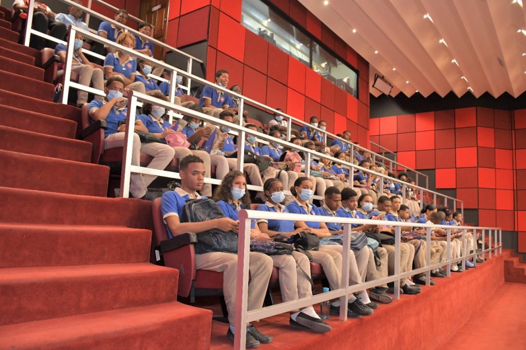 Estudiantes del Liceo Angelica Masse Fe y Alegria del Distrito Nacional conocen el Senado de la Republica2