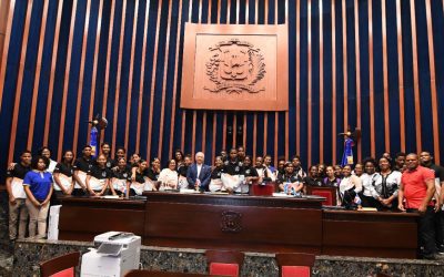 Estudiantes del Liceo Ramón Emilio Jiménez, de Santo Domingo Este, recorren el Senado de la República