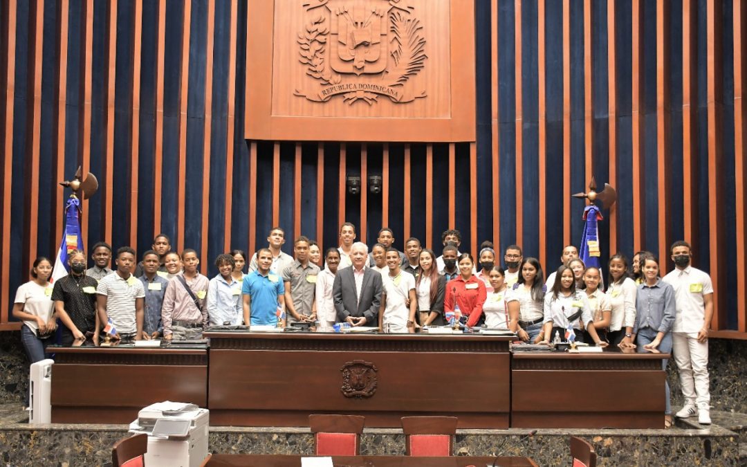 Jóvenes del Club de Voleibol La Trinitaria conocen funcionamiento del Senado de la República
