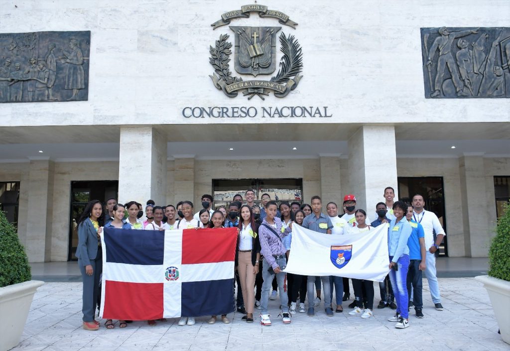 Jovenes del Club de Voleibol La Trinitaria conocen funcionamiento del Senado de la Republica3
