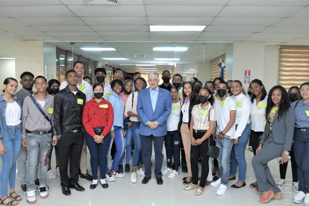 Jovenes del Club de Voleibol La Trinitaria conocen funcionamiento del Senado de la Republica5