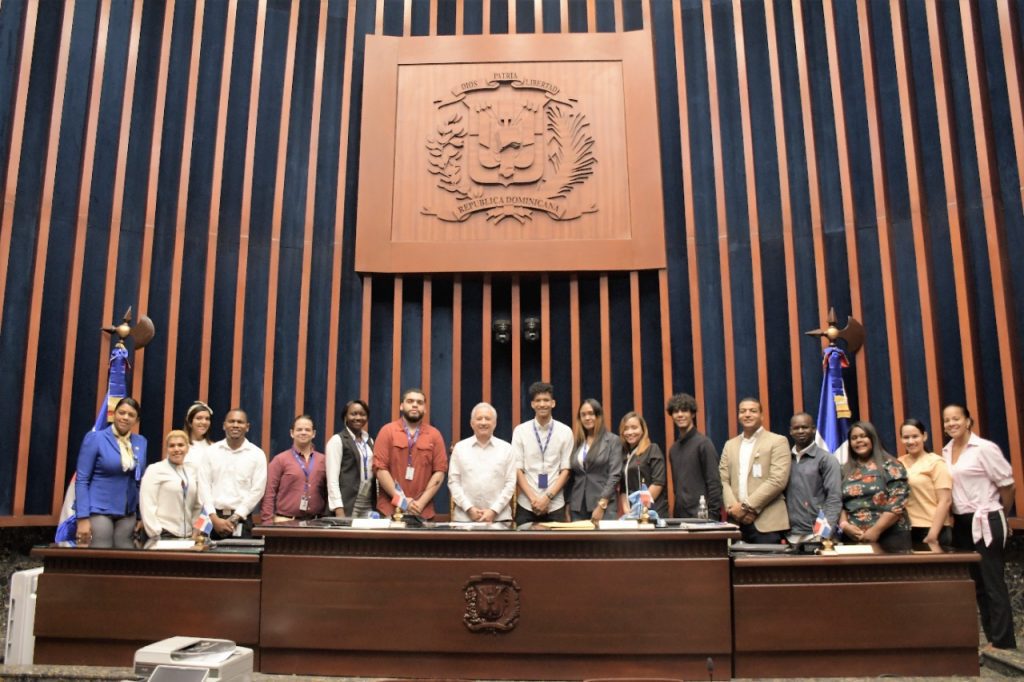 El Senado recibe la visita guiada de participantes en el Programa Supérate, provenientes de Provincia Santo Domingo 4 senado 3 1