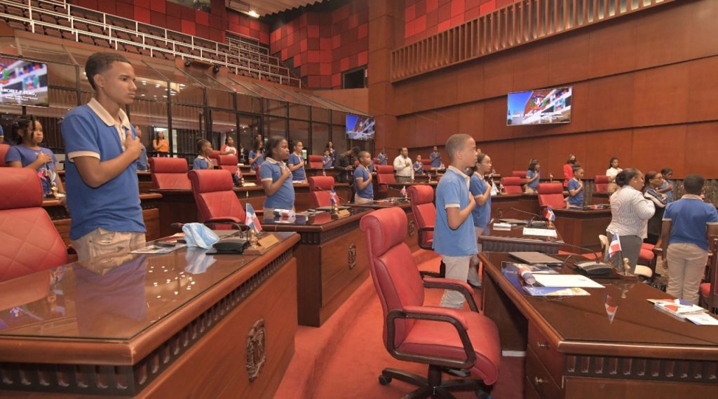 El Senado abre sus puertas para los estudiantes de la Escuela Rafael de la Rosa Hernandez de Provincia Santo Domingo 1