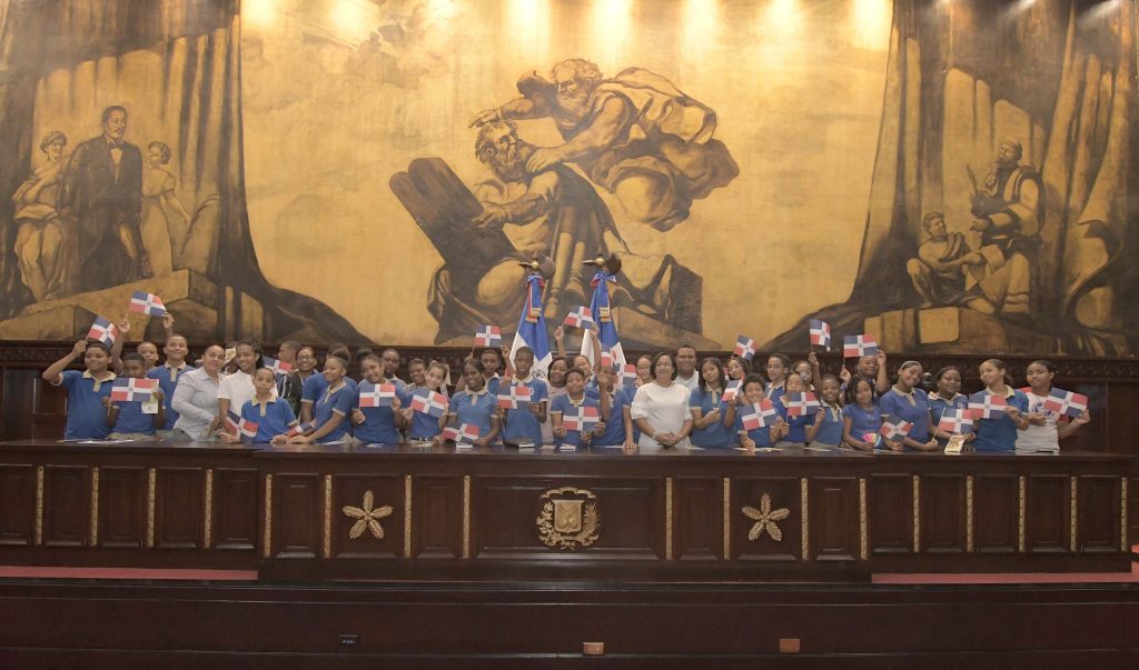 El Senado abre sus puertas para los estudiantes de la Escuela Rafael de la Rosa Hernandez de Provincia Santo Domingo 3