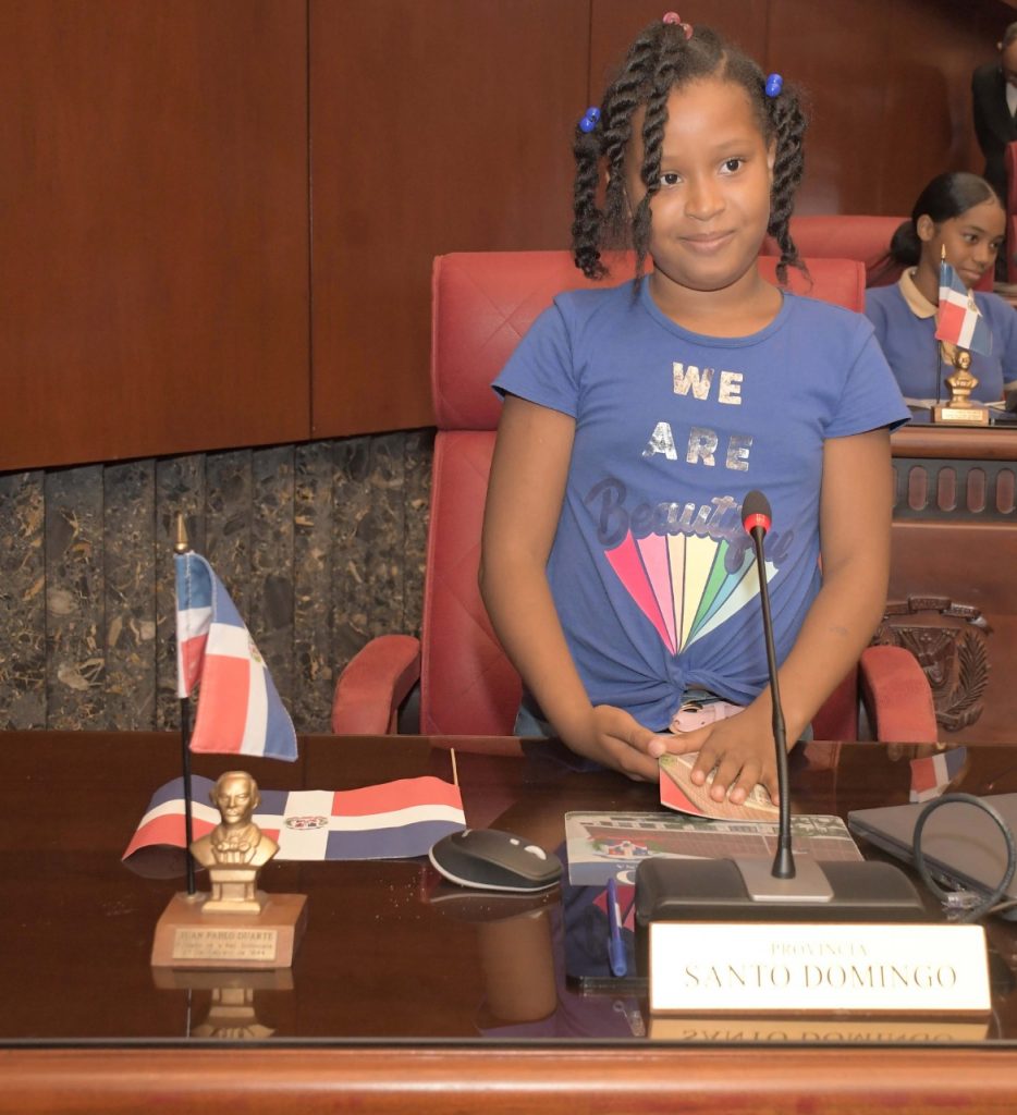 El Senado abre sus puertas para los estudiantes de la Escuela Rafael de la Rosa Hernandez de Provincia Santo Domingo 5