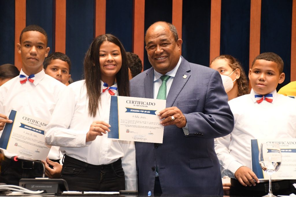 El Senado de la Republica acoge a estudiantes de distintos centros educativos de Montecristi 1