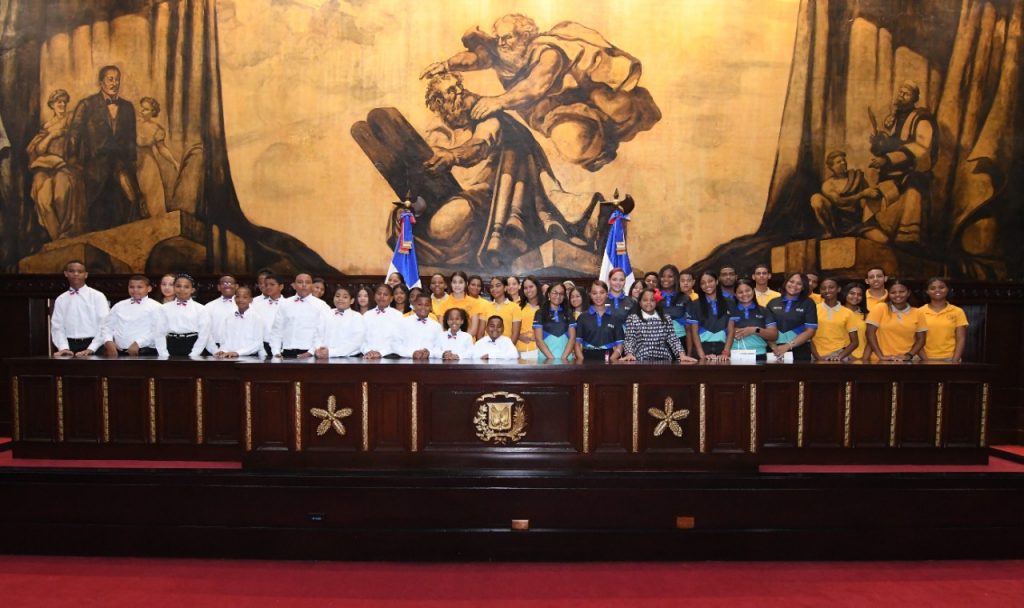 El Senado de la Republica acoge a estudiantes de distintos centros educativos de Montecristi 6